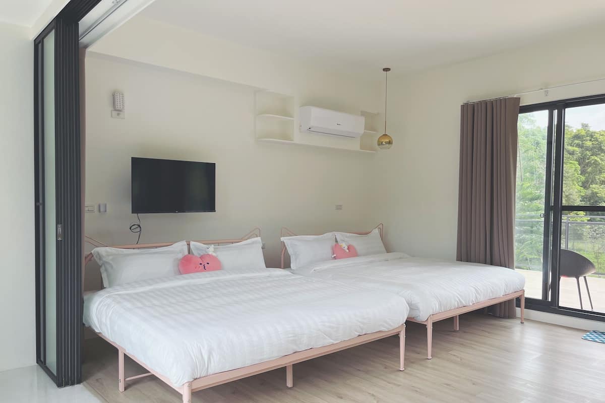 Kamar Quadruple Deluks | Seprai premium, selimut bulu angsa, dan didekorasi berbeda-beda