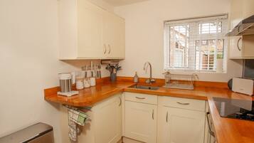 House | Private kitchen | Fridge, microwave, oven, stovetop