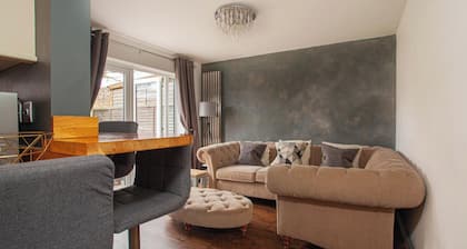 3bed House, Sleeps 7 - Hot Tub, Garden, Parking