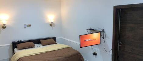 1 dormitorio, tabla de planchar con plancha, wifi y ropa de cama