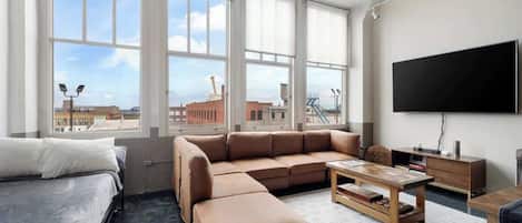 Télévision, jeux vidéo, espaces bureaux