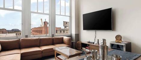 Televisión, videojuegos, oficina