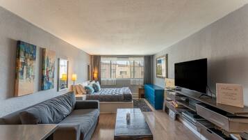 Smart-TV, DVD-Player, Bücher, Videothek