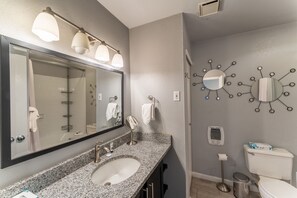 Ensemble douche/baignoire, sèche-cheveux, serviettes fournies, savon