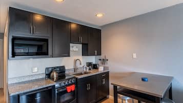Refrigerador, microondas, horno, placa de cocina