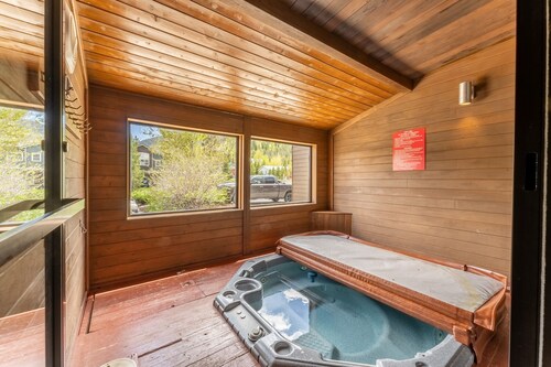 Half Block to Frisco Main St, Comfy & Convenient Condo w/ Shared Hot Tub