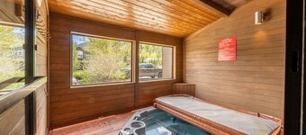 Half Block to Frisco Main St, Comfy & Convenient Condo w/ Shared Hot Tub