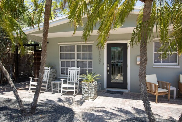 Terrace/patio - Tranquil Retreat by the Beach-4 bedroom 3 bath home w/private pool, parking (Key West)