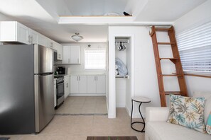 Réfrigérateur, four à micro-ondes, un four, surface de cuisson