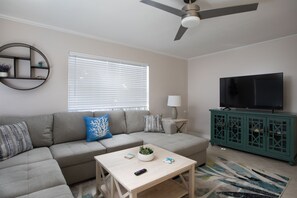 Smart TV - Tranquil Retreat by the Beach-4 bedroom 3 bath home w/private pool, parking (Key West)