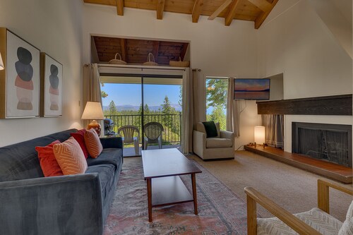 Peaceful Escape: 2  BR, 1.5  BA Townhouse in Carnelian Bay, Sleeps 5