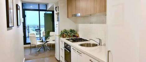 Refrigerador, microondas, horno y parrilla de estufa