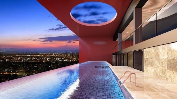 Una piscina infinita con vistas a la ciudad, un tragaluz circular y el texto "Ran & Kos".