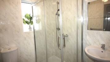 Douche, séchoir à cheveux, serviettes fournies, savon