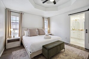 4 slaapkamers, een bureau, een strijkplank/strijkijzer, wifi