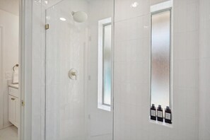 Baignoire, séchoir à cheveux, serviettes fournies, shampooing