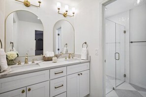 Baignoire, séchoir à cheveux, serviettes fournies, shampooing