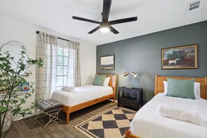 4 bedrooms, desk, iron/ironing board, WiFi - Allen Abode - 4 Bedrm. Pool, Fire Pit , Charm (Allen)