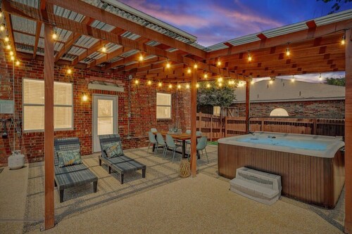 Colonial Style Retreat ft Pool, Cinema, jacuzzi