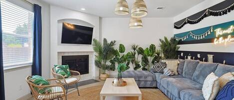 Televisión, chimenea y oficina