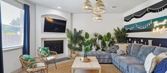 Colonial Style Retreat ft Pool, Cinema, jacuzzi