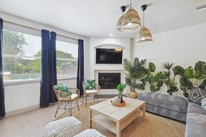 Fernseher, Kamin, Arbeitsbereiche