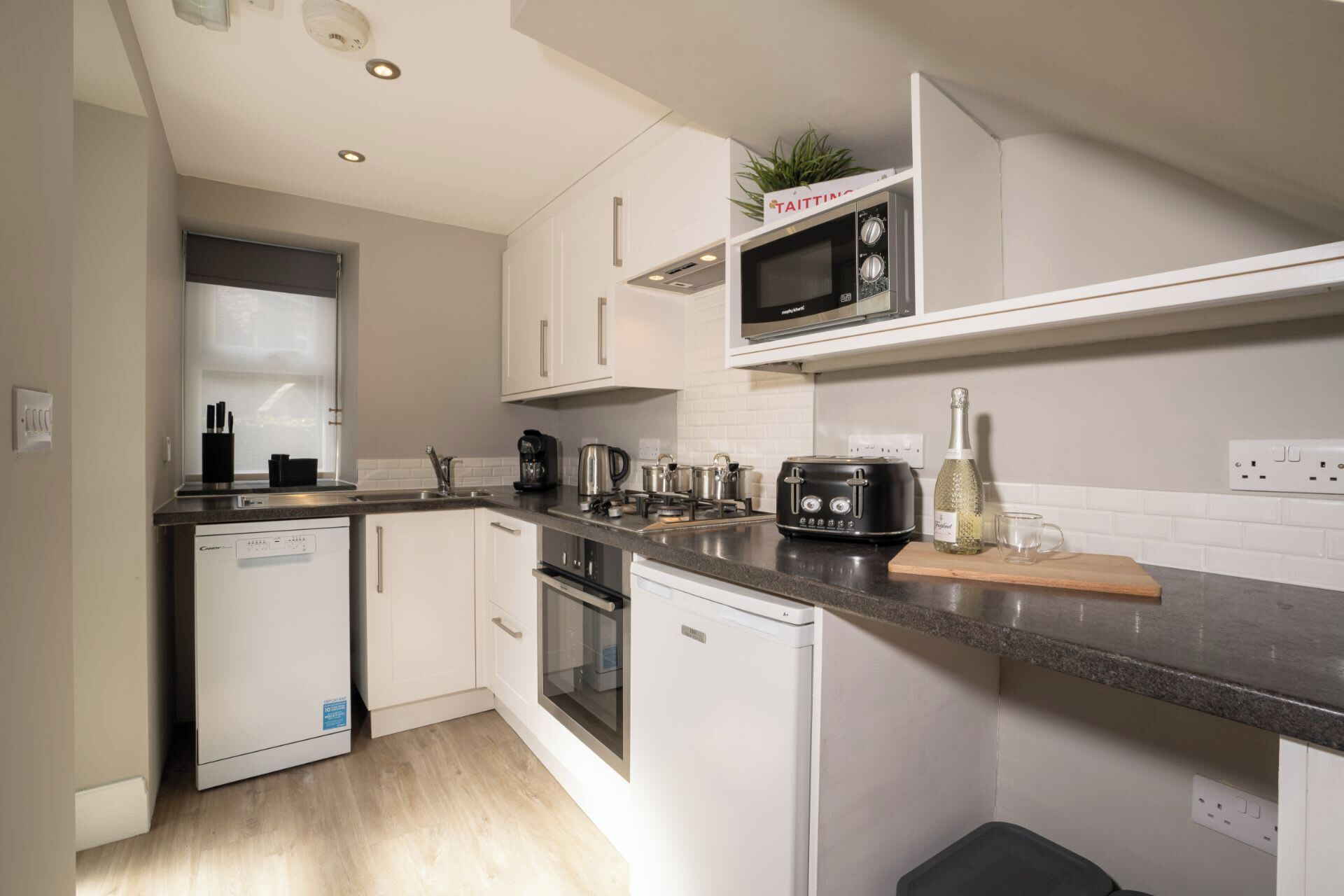 Refrigerador, microondas, horno, placa de cocina