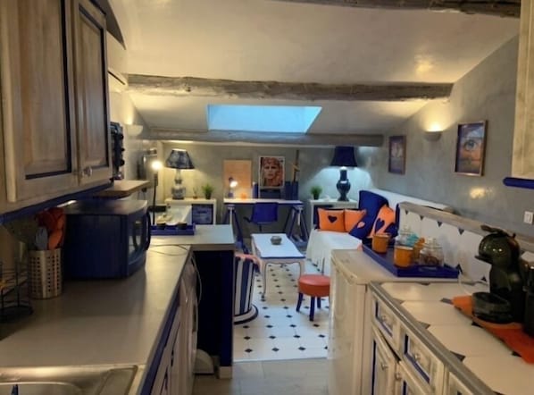 Microondas, horno, placa de cocina y lavavajillas