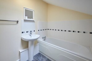 Bathtub, towels, shampoo - Host & Stay | Scotsgate House (Berwick-upon-Tweed)