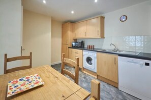 Fridge, microwave, oven, stovetop - Host & Stay | Scotsgate House (Berwick-upon-Tweed)