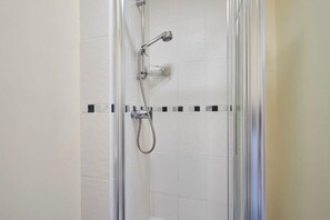 Badewanne, Handtücher, Seife, Shampoo