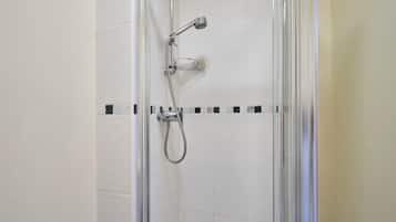 Een bad, handdoeken, shampoo