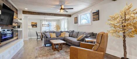 Televisión, chimenea, estéreo, oficina