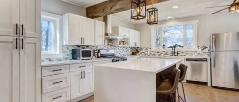 冷蔵庫、電子レンジ、オーブン、コンロ