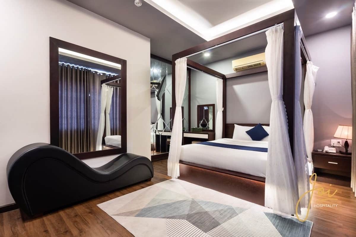 Free minibar items, free WiFi, bed sheets