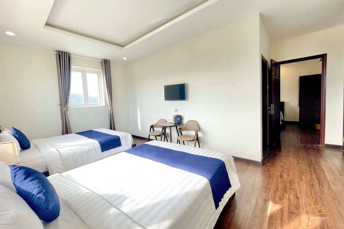 Free minibar items, free WiFi, bed sheets