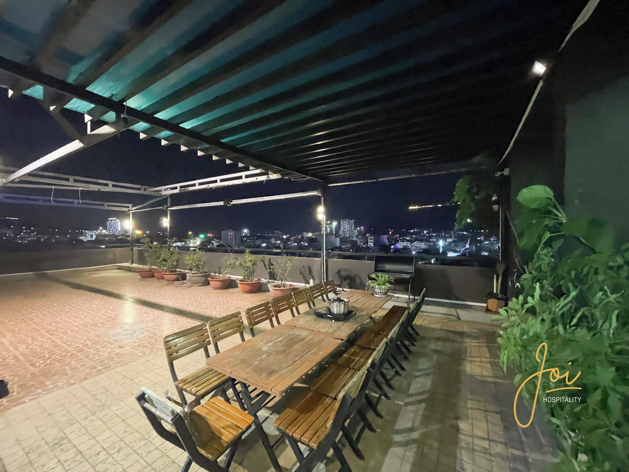 Free minibar items, free WiFi, bed sheets