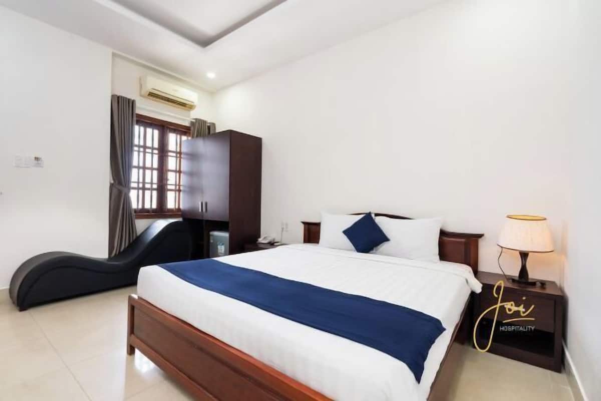 Free minibar items, free WiFi, bed sheets