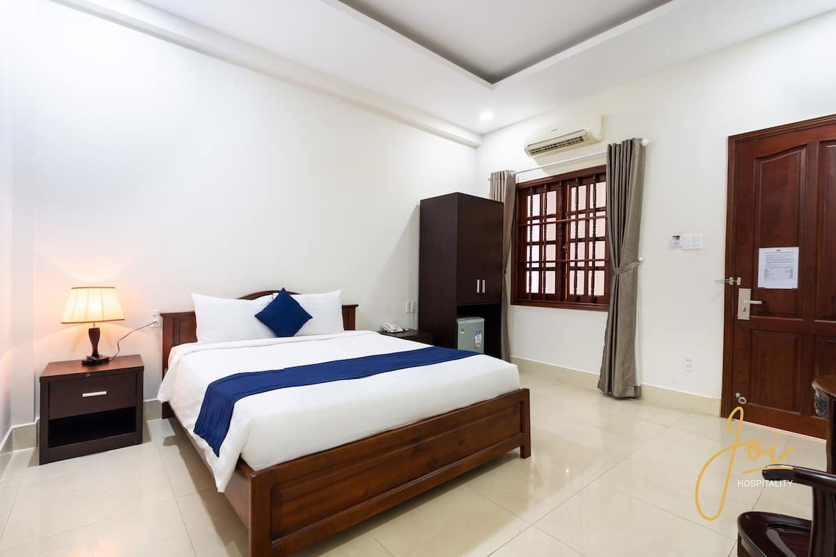 Free minibar items, free WiFi, bed sheets