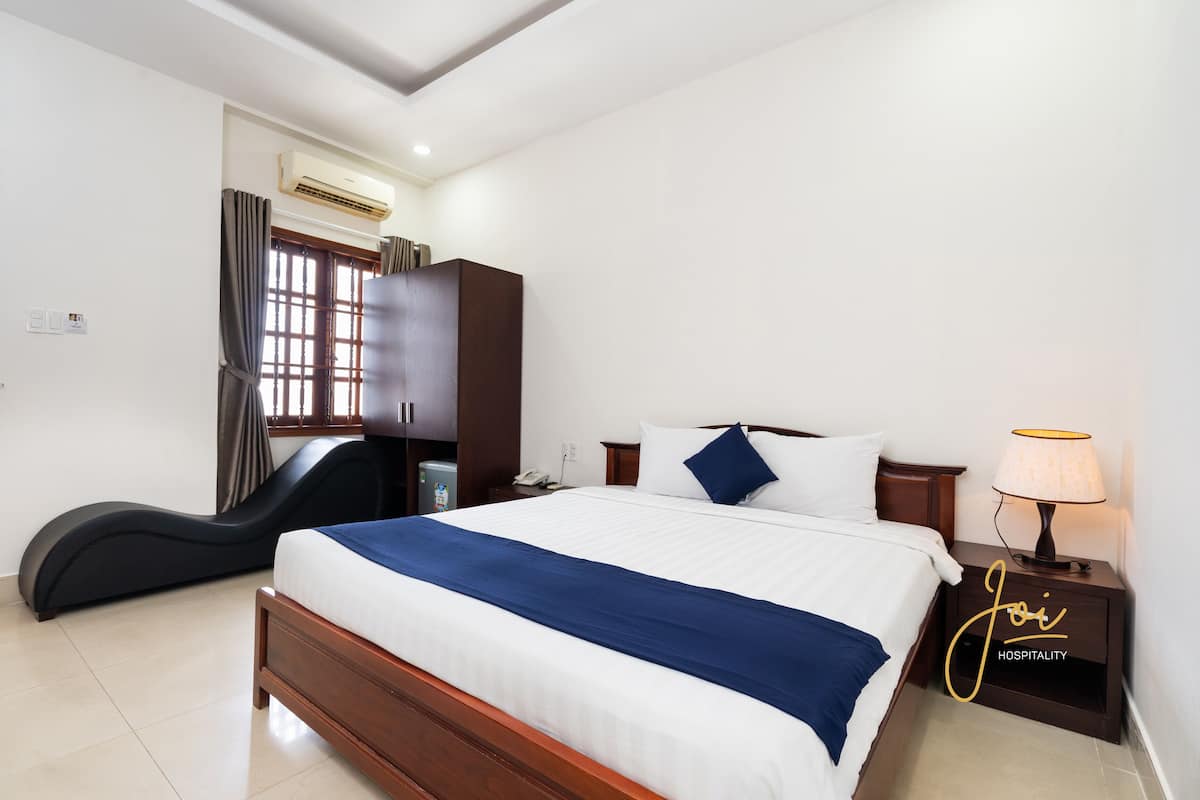 Free minibar items, free WiFi, bed sheets
