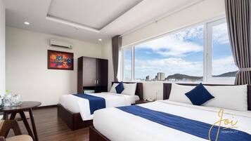 Habitación cuádruple panorámica | Artículos del minibar gratis, wifi gratis y ropa de cama