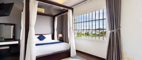 Honeymoon Double Room, 1 King Bed, Non Smoking, Refrigerator | Free minibar items, free WiFi, bed sheets