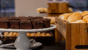 Ett bord med efterrätter, inklusive chokladbrownies och bröd.