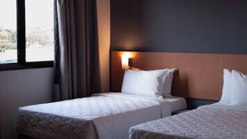 Quarto triplo superior | Cofres nos quartos, escrivaninha, Wi-Fi de cortesia, roupa de cama