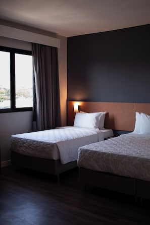 Superior-Dreibettzimmer | Zimmersafe, Schreibtisch, kostenloses WLAN, Bettwäsche