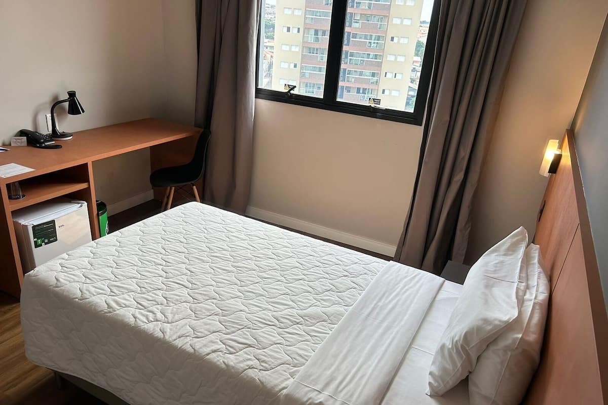 Een kluis op de kamer, een bureau, gratis wifi, beddengoed