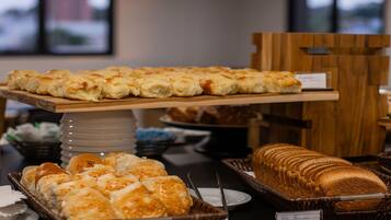 Café da manhã com buffet grátis todos os dias