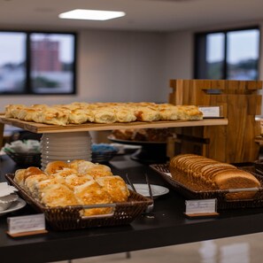 Free daily buffet breakfast  - Comfort Hotel Presidente Prudente (Presidente Prudente)