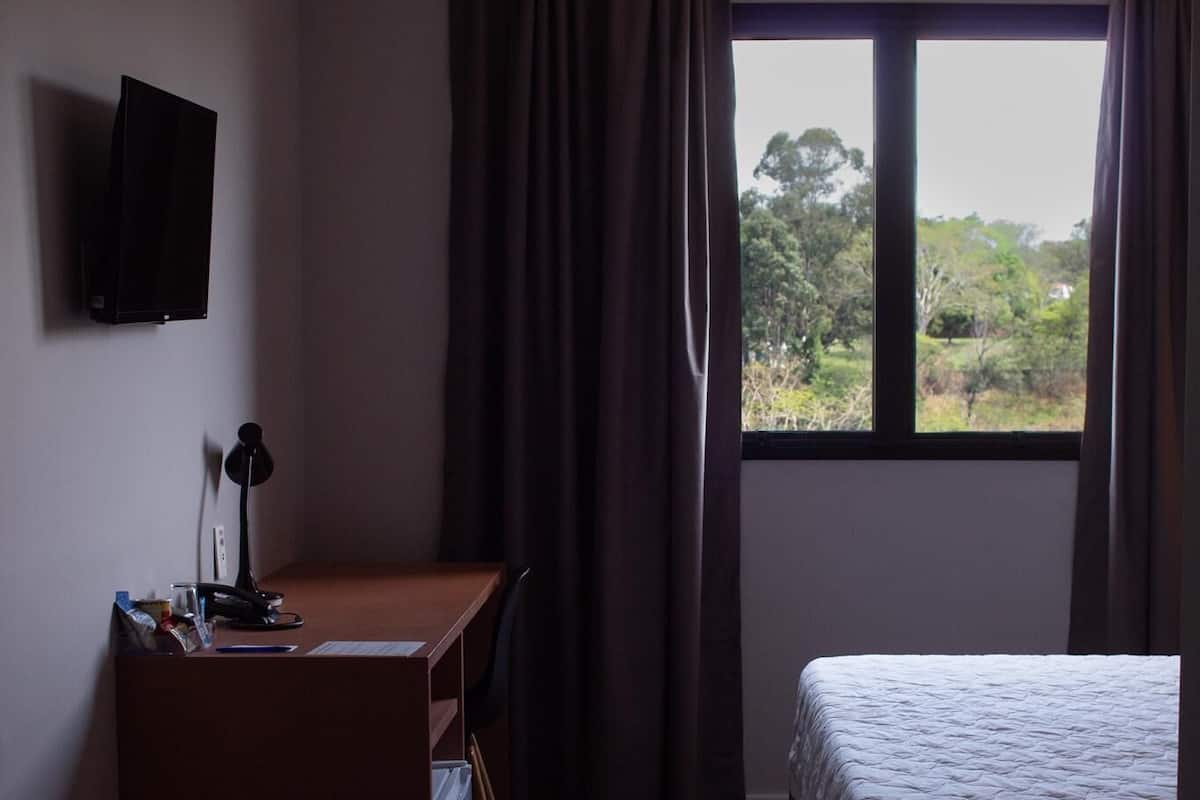 Een kluis op de kamer, een bureau, gratis wifi, beddengoed
