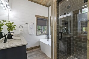 Bathtub, towels